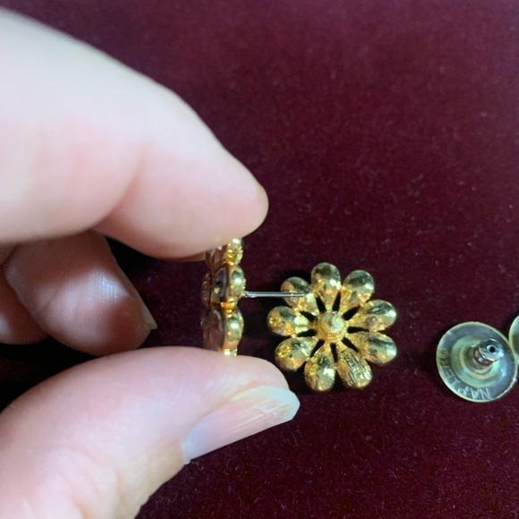 Vintage Gold tone and rhinestone floral earrings. - Picture 4 of 5